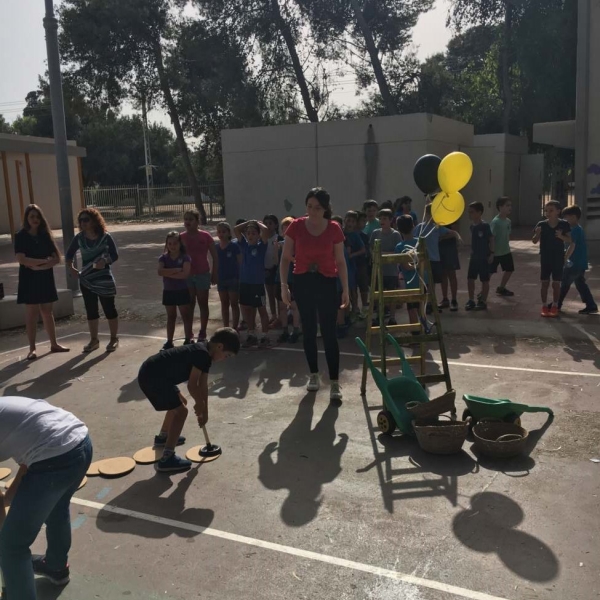 הפעלה בתחנות לילדים בבית הספר