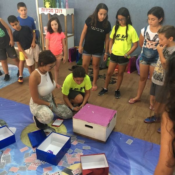 תחנת קלפים וקופסאות