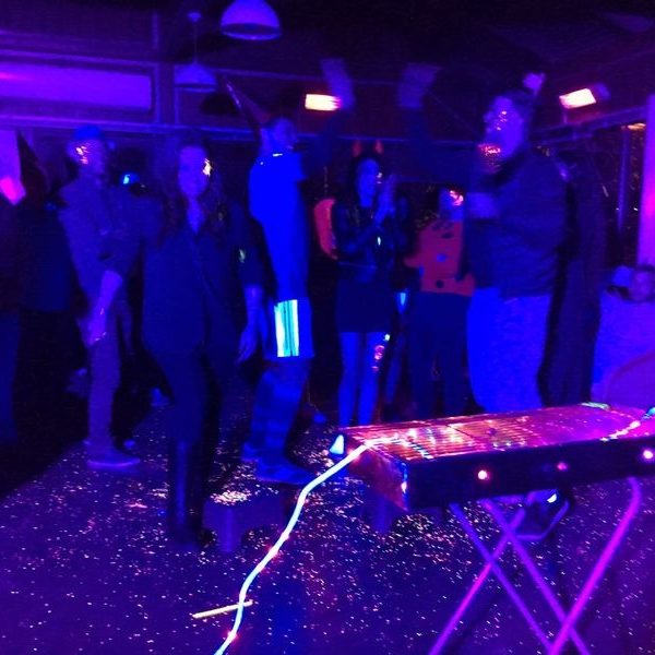 משחק השחלות זוהר למנגל במסיבת אולטרה