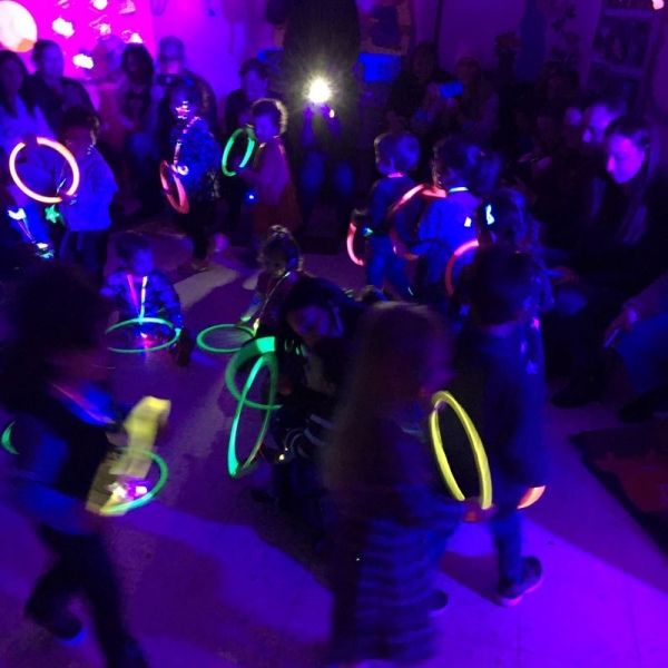 מסיבת אולטרה עם חישוקים זוהרים